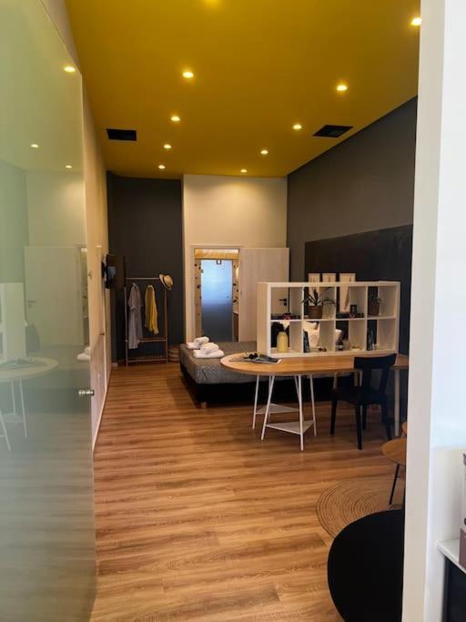 Modern Lux Apartment Downtown 레팀노 외부 사진